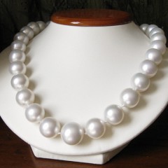 201307260923210.white-pearls-full[1]