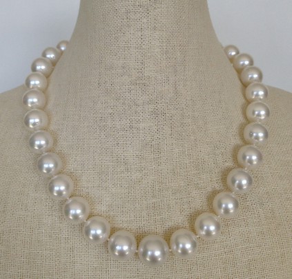 Fine 13mm x 15.7mm White South Sea Pearl Graduated Necklace