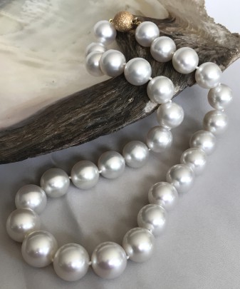 Very Fine 14.2mm x 16.1mm White South Ssea Pearl Necklace