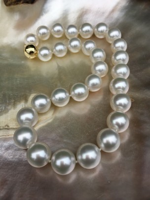 Very Fine 14.1mm x 15mm White south Sea Pearl Necklace, 14k yellow gold and diamond clasp