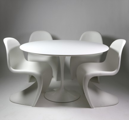 Knoll Saarinen Dining Table & Four Dining Chairs