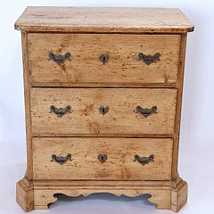 Pine Chest of Drawers