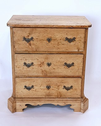 Pine Chest of Drawers