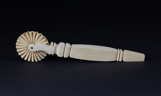 46-4617 Whale Ivory Pie Crimper A_MG_9297