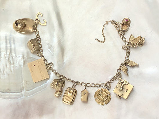 10-4847 Gold Charm Bracelet A IMG_5025