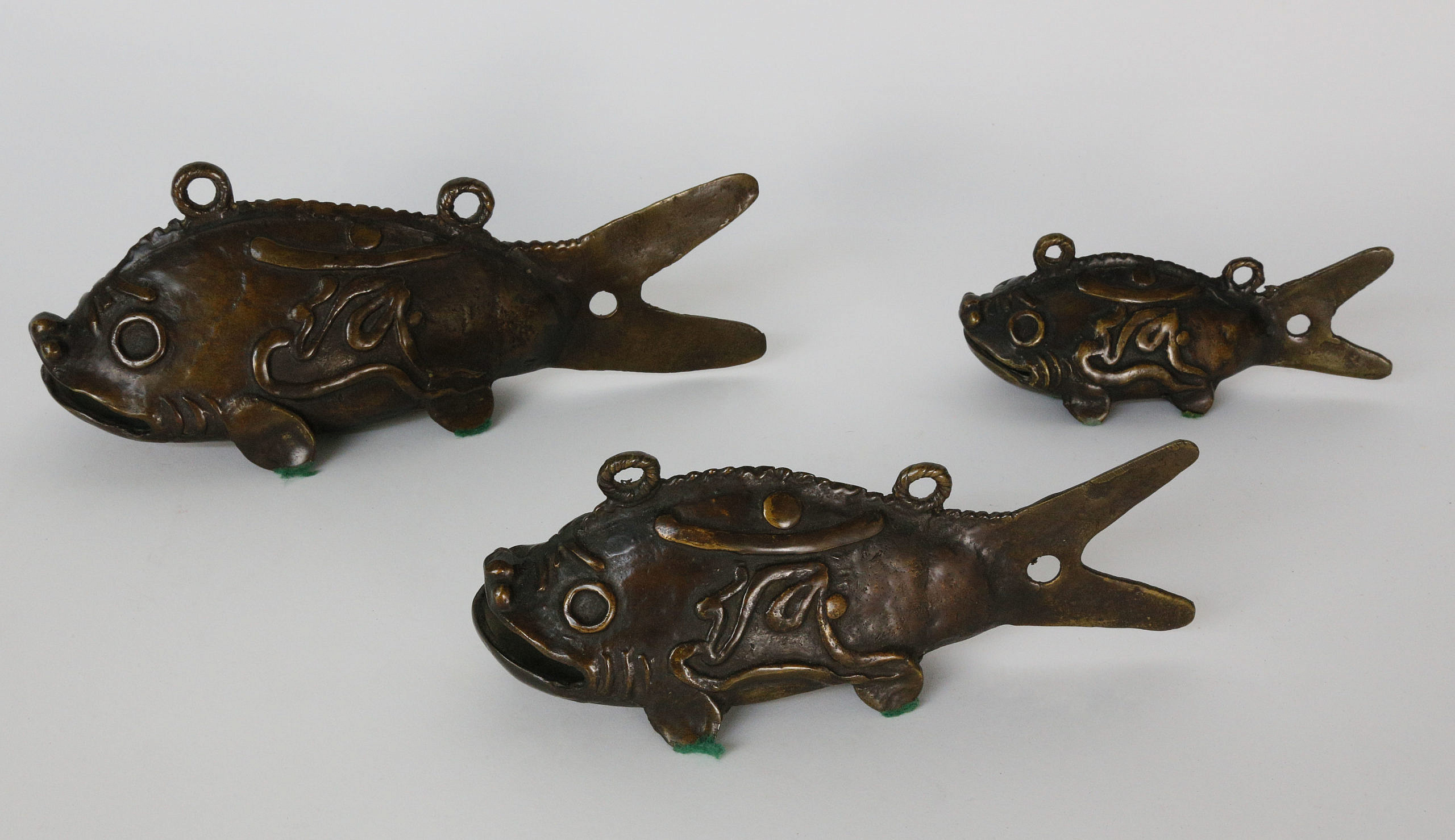 銅製 魚 置物 3点セット 在銘 古銅 Three Japanese Bronze Koi Fish - Set of Three Chiming Patina