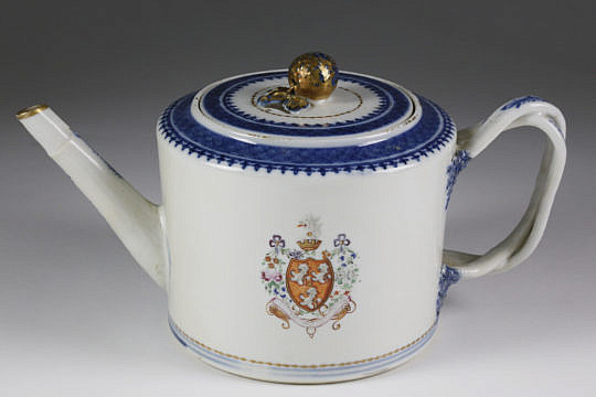 307-4621 Armorial Tea Pot A_MG_1814