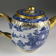 Chinese Export Blue and White Porcelain Tea Pot with Gilt Clobbering, mid 18th Century