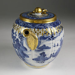 Chinese Export Blue and White Porcelain Tea Pot with Gilt Clobbering, mid 18th Century