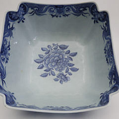 Chinese Export Porcelain Centerpiece Bowl, 18th century