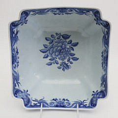 Chinese Export Porcelain Centerpiece Bowl, 18th century