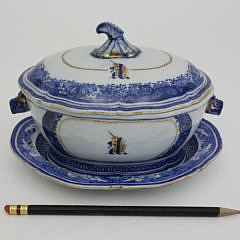 Chinese Export Porcelain Armorial Covered Sauce Tureen and Underplate, circa 1785