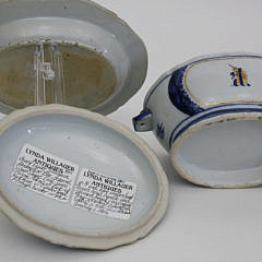 Chinese Export Porcelain Armorial Covered Sauce Tureen and Underplate, circa 1785