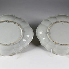 Pair of Chinese Export Clobbered Mandarin Scalloped Oval Dishes, early 19th Century