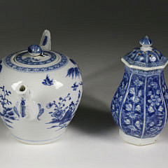 Chinese Export Porcelain Teapot with Cover, circa 1750