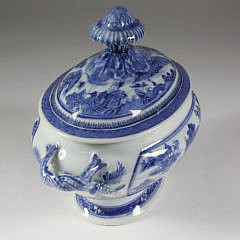 Nanking Small Oval Tureen and Cover on Stand, circa 1790-1810