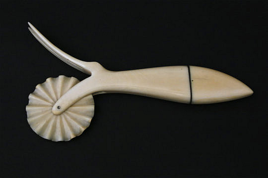 77-4962 Whale Ivory Pie Crimper A_MG_0984 2