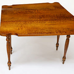 New England Sheraton Tiger Maple Drop Leaf Dining Table, circa 1830