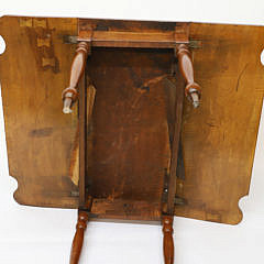 New England Sheraton Tiger Maple Drop Leaf Dining Table, circa 1830