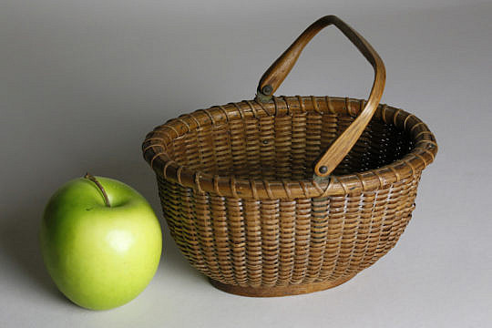 29-3583 Oval Swing Handle Nantucket Basket A_MG_3314