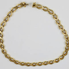 18kt Yellow Gold Swiss Made Engraved Heart Link Necklace