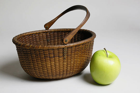 680-1865 Small Oval Nantucket Basket A_MG_3320