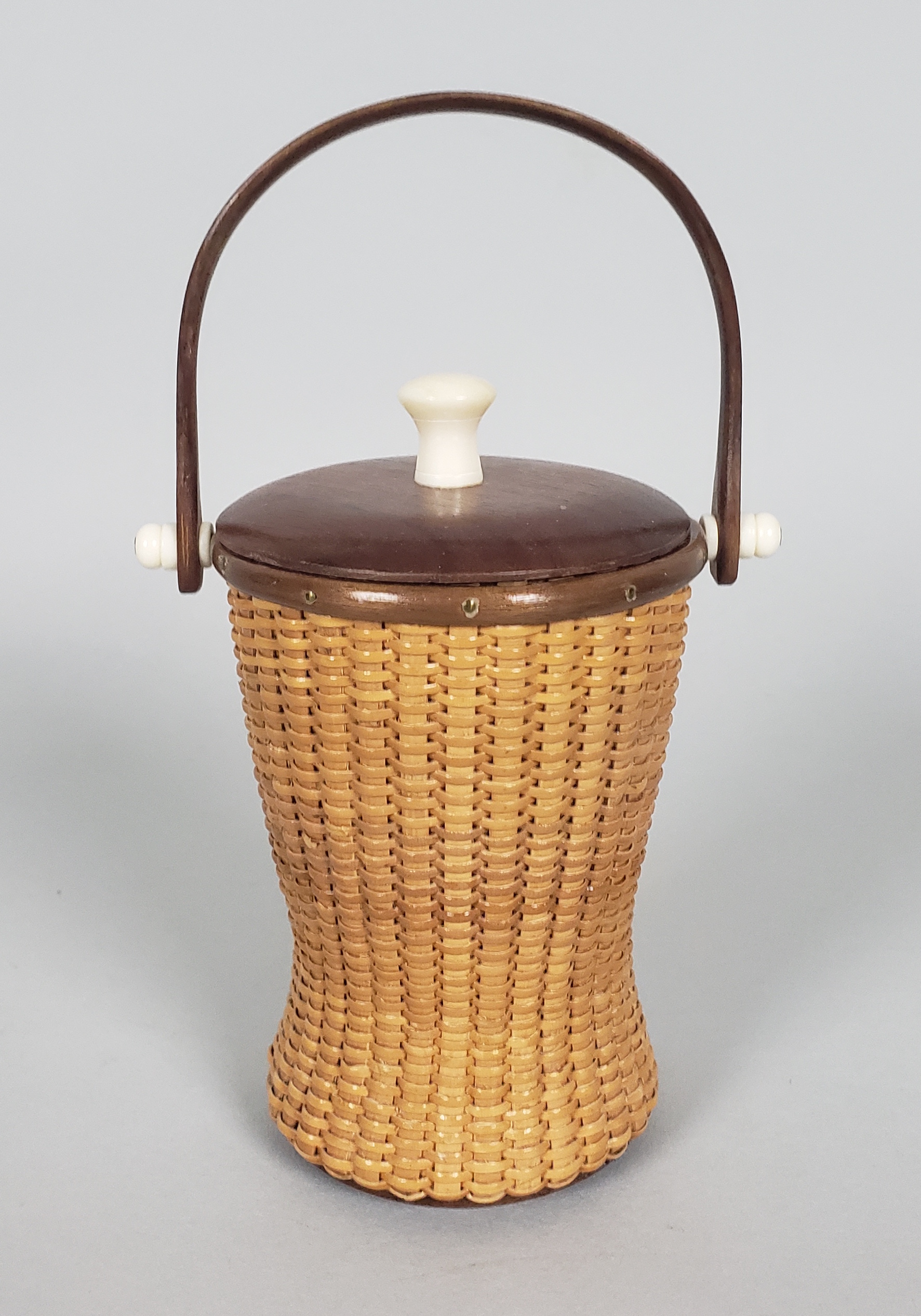 Vintage Lidded Nantucket Basket Vintage Nantucket Swing Handle Basket