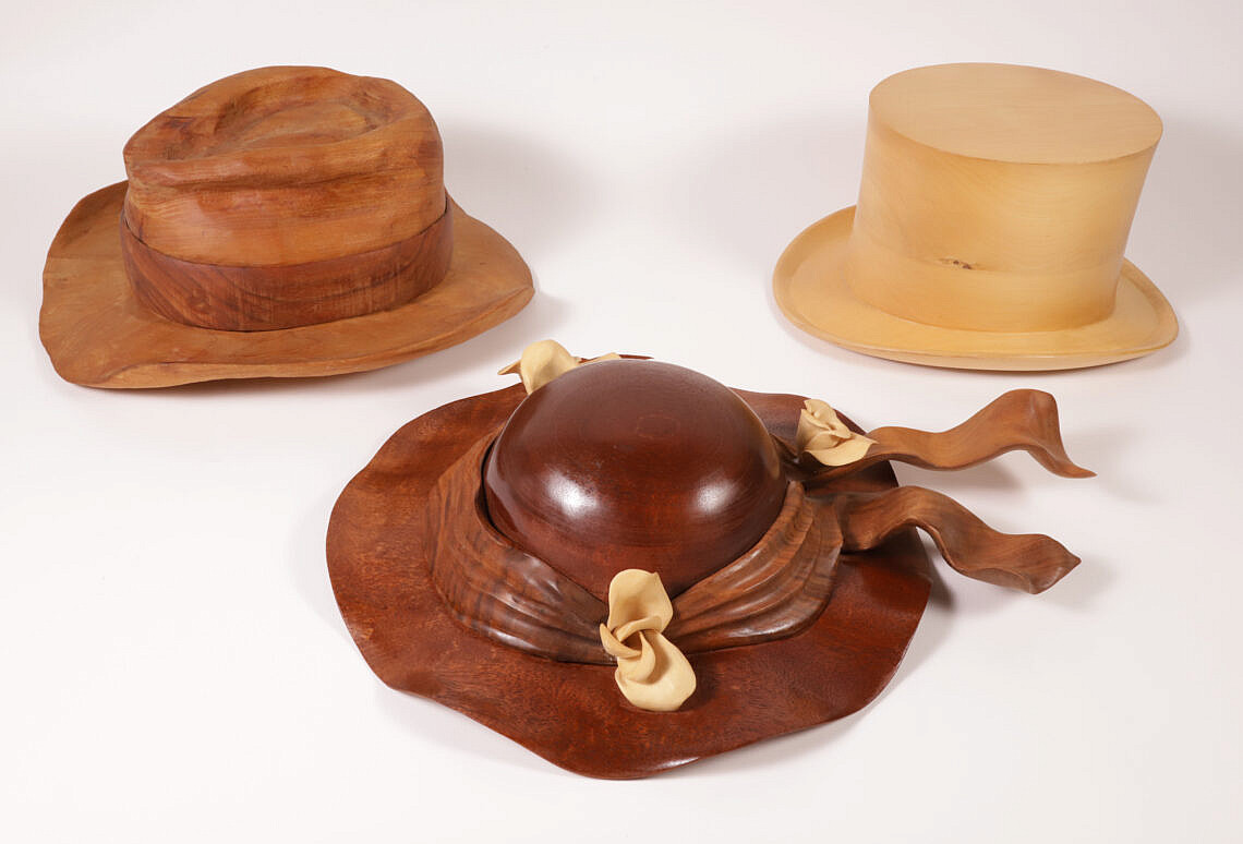 ୨୧‥∵ 小さめ　ヴィンテージ ベア　アンティークベア　∵‥୨୧ Three Carved Wood Hats 20th Century - Three Carved Wood Hats, 20th