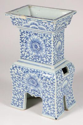 19th Century Blue and White Chinese Export Porcelain Rectangular Footed Vase 