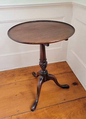 Mahogany Tilt Top Round Candlestand, 19th Century