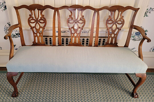 188-5515 Chippendale Style Mahogany Settee A_20250127_115635