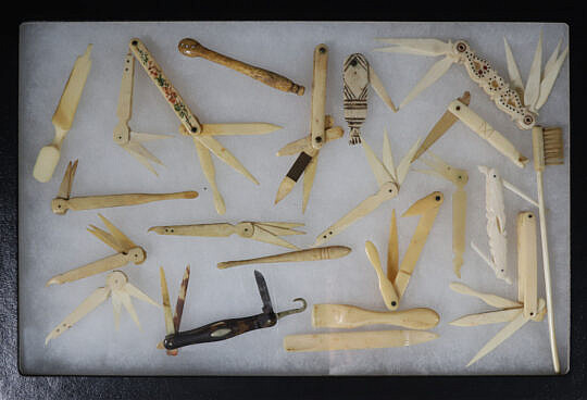 4-5529 Twenty-Two Bone Hygiene Tools A_IMG_9785