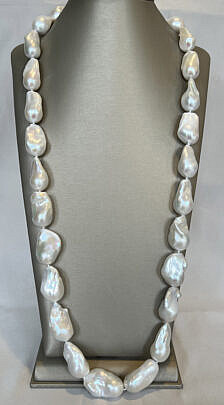40-4960 White Baroque FWP Necklace A IMG_8983