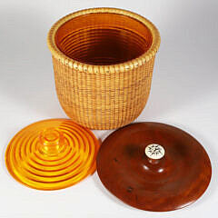 1997 Susan Chase Ottison Nantucket Basket Covered Ice Bucket with Scrimshaw Knob