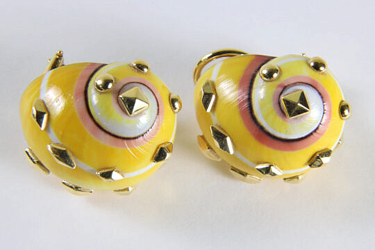 8-5635 18k Gold Trianon Shell Earrings A IMG_0029 7