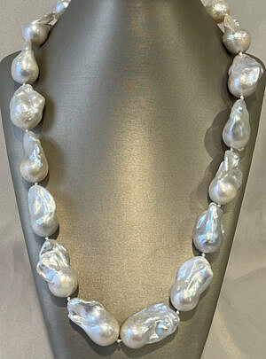 42736 White FWP Baroque Necklace A IMG_0732