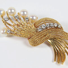 18K Gold Brooch Set with Five 6mm Pearls and Ten Diamonds