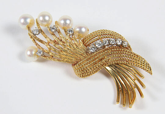 18K Gold Brooch Set with Five 6mm Pearls and Ten Diamonds