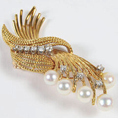 18K Gold Brooch Set with Five 6mm Pearls and Ten Diamonds