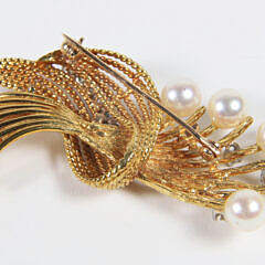 18K Gold Brooch Set with Five 6mm Pearls and Ten Diamonds