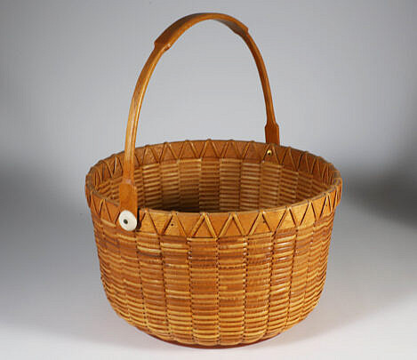 Paul Willer Round Swing Handle Nantucket Basket with 3 seeler cats and 2 bunnies, signed and dated 1983