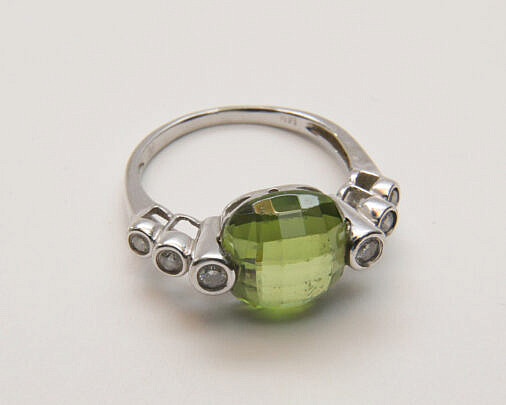 Vintage 14K White Gold Faceted Peridot and Dimond Ladies Cocktail Ring Size 7