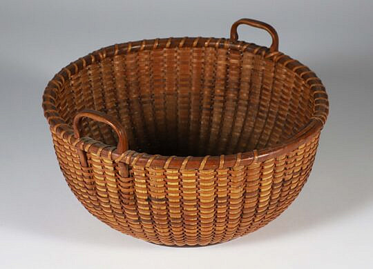 Round Nantucket Sewing Basket with Heart Carved Handles, Early 20th Century, incised concentric circles on interior of base