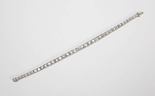 2-5720 Platinum 38 Graduated Diamonds Line Bracelet A IMG_9970