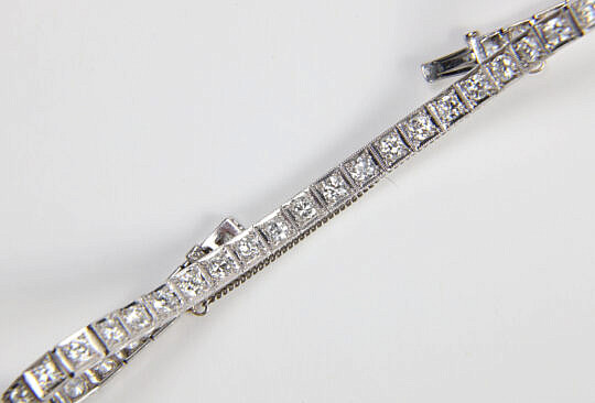 3-5720 Platinum 40 Brilliant Diamonds Line Bracelet A IMG_9977