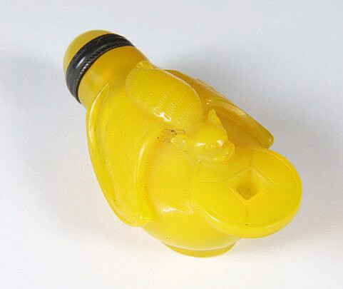 Chinese Yellow Glass "Bat & Coin" Snuff Bottle, Qing Dynasty