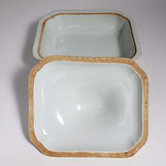 Chinese Export Armorial Covered Vegetable Dish, 19th Century