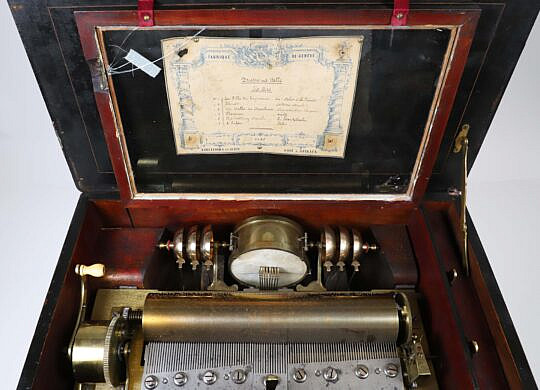 Etouffoirs en Acier Soit A Spiraux Drum and Bell Music Box 19th Century