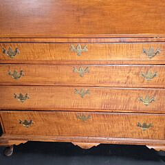 Antique American Queen Anne Tiger Maple Slant Front Desk, 18th century