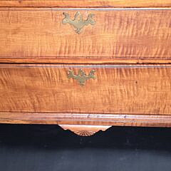 Antique American Queen Anne Tiger Maple Slant Front Desk, 18th century